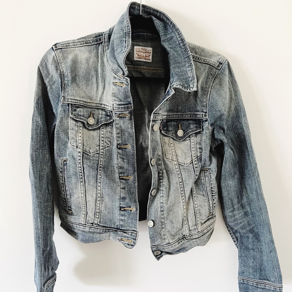 Women’s Cropped Levi’s Jean Jacket, size small